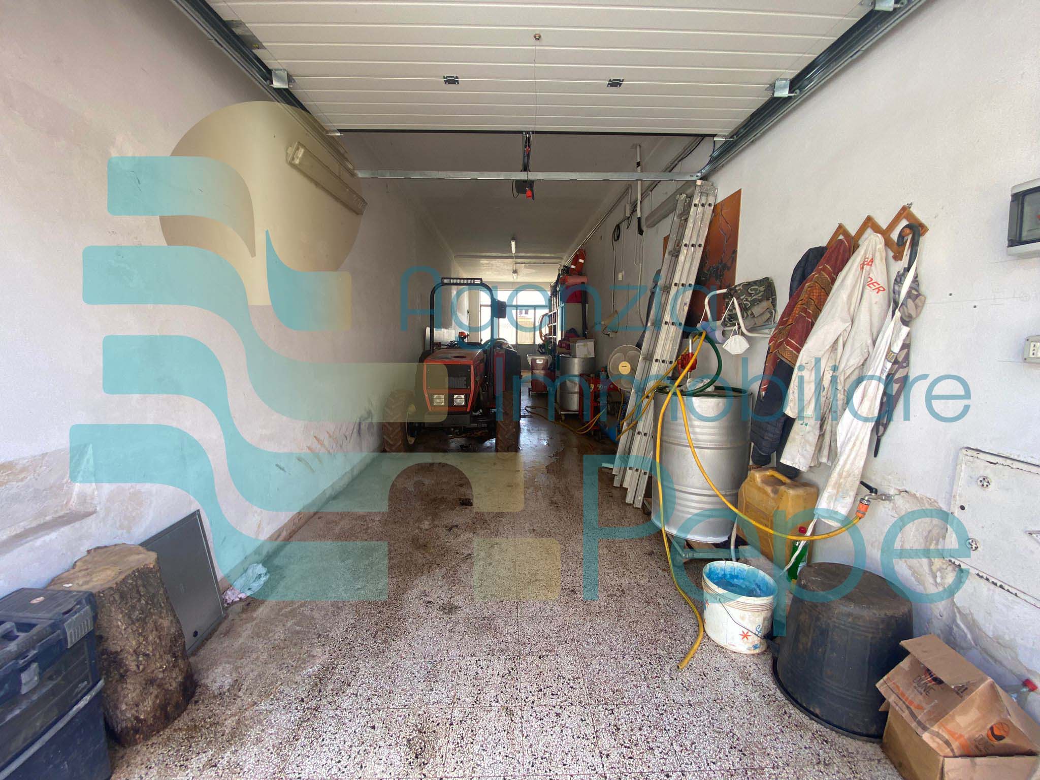 Garage con giardino